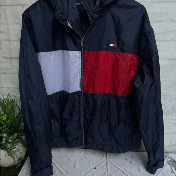 Tommy Hilfiger wind breaker with an optional hood that pulls out of the collar M - Picture 2 of 5